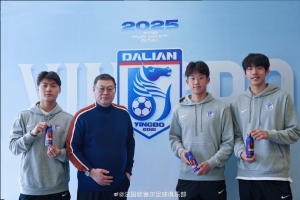 九游游戏-欧塞尔俱乐部主席周云杰到访大连英博 与毛伟杰、朱鹏宇等合影