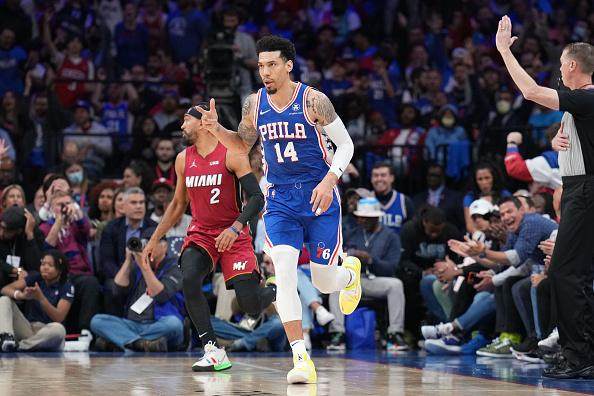 哈登马克西各打半场好球 格林终于找回三分准星